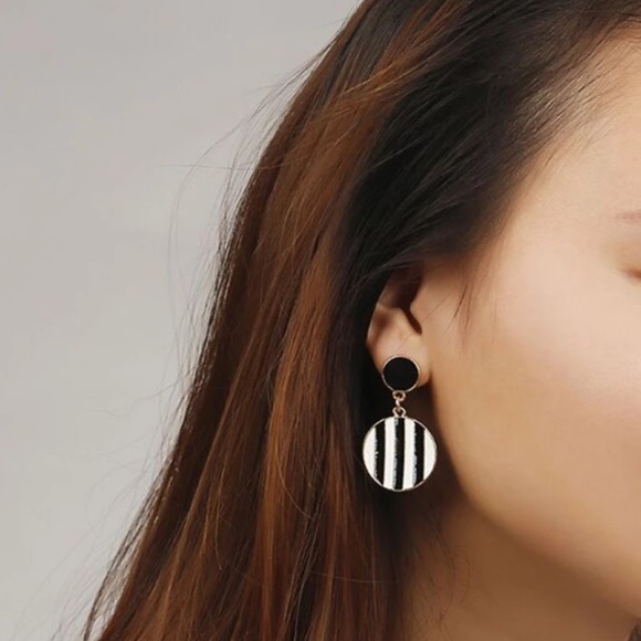 BLACK🖤WHITE CIRCLES💙💎💲FIRM🛍➕BUNDLE 4 DISCOUNT - Picture 3 of 8